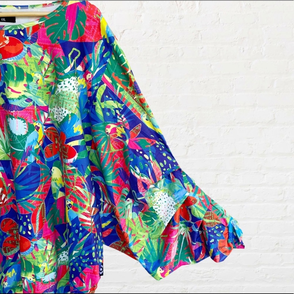 BNWT Exotica Athletica Abstract Parrot Batwing Top - Picture 3 of 5